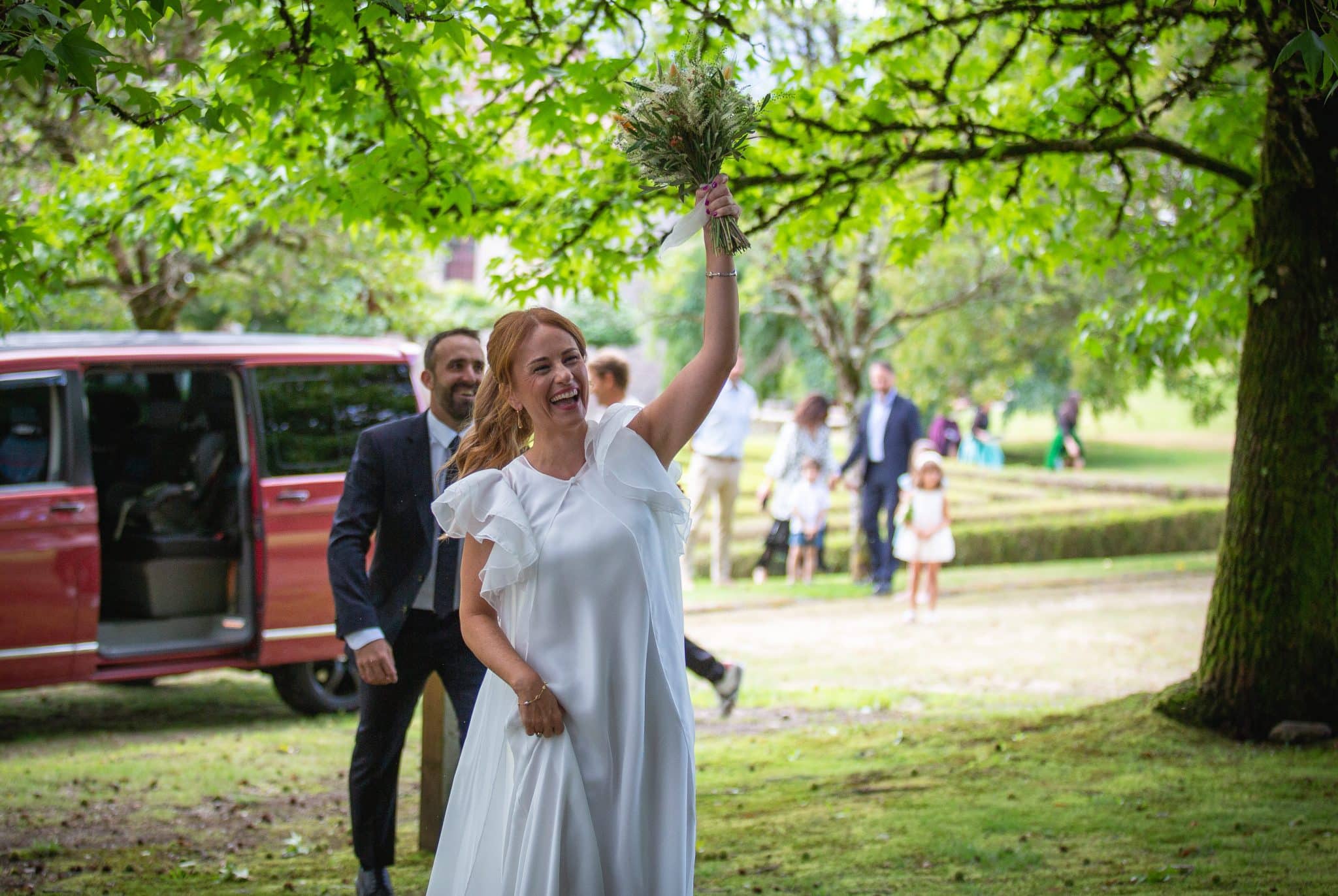 Las fotografías de boda en el Pazo da Peregrina y la Finca Casa Barqueiro trascienden el presente, convirtiéndose en tesoros que inmortalizan la magia de ese día.
