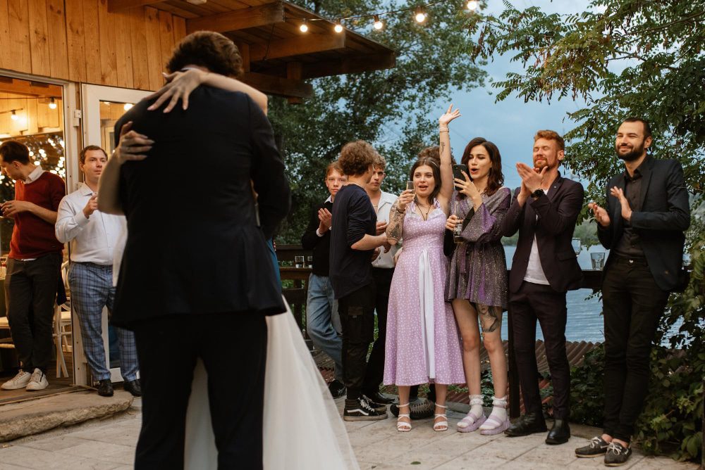 Organizar una boda en Galicia es una experiencia increíble, pero requiere planificación, equilibrio y sentido común.
