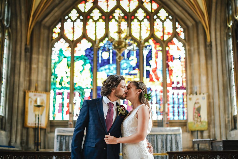 Los ateos se casan en una iglesia o ceremonia civil