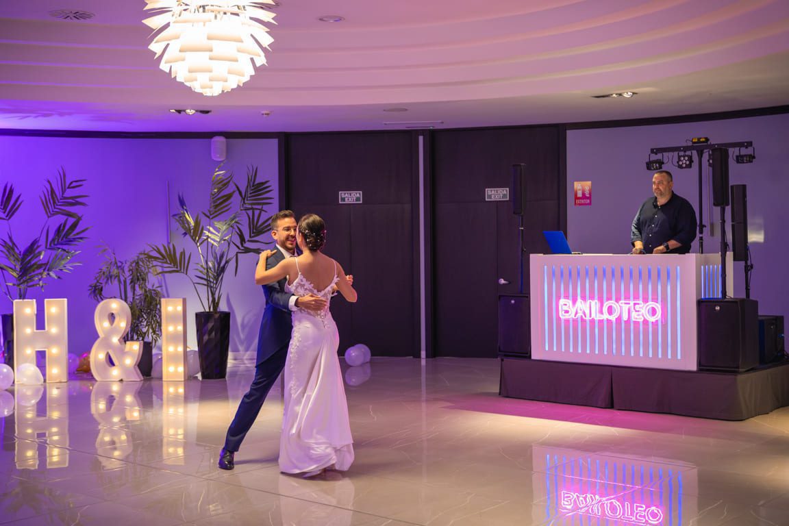 Boda de I&H en el hotel Attica 21 en Coruña: una celebración llena de alegría y felicidad.
