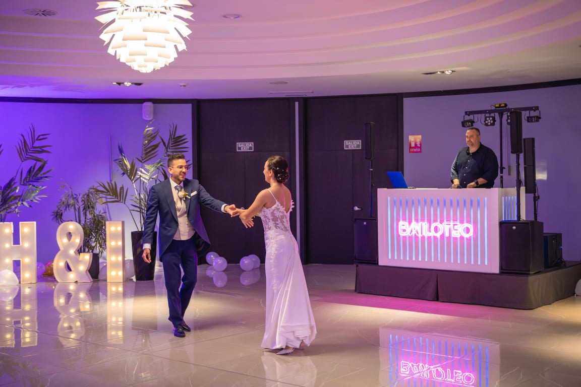 Boda de I&H en el hotel Attica 21 en Coruña: una celebración llena de alegría y felicidad.
