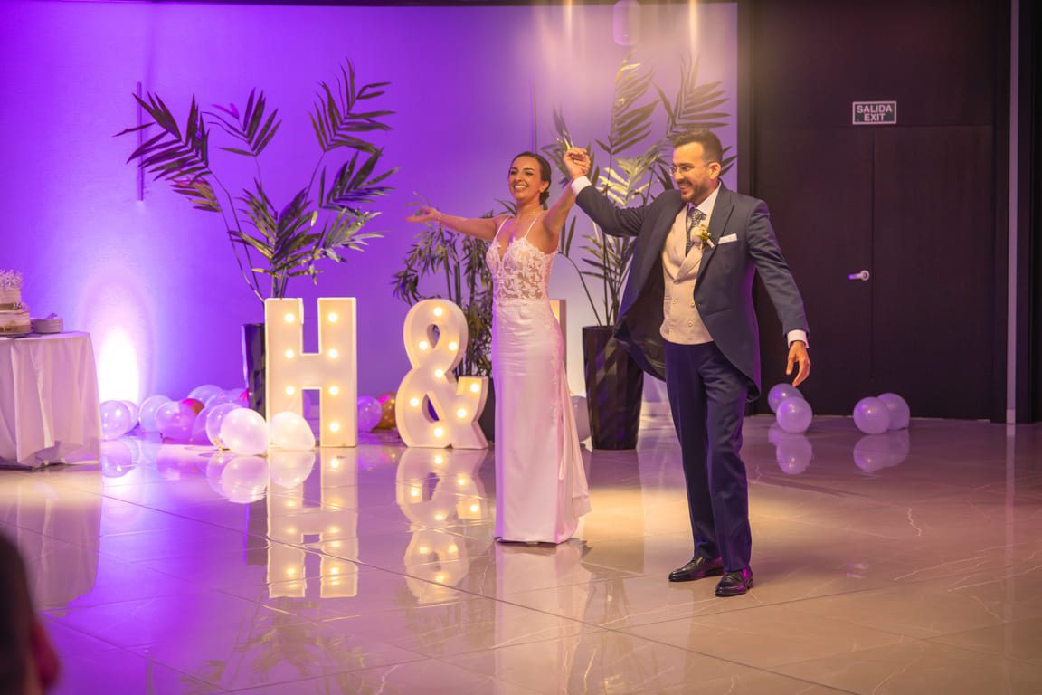 Boda de I&H en el hotel Attica 21 en Coruña: una celebración llena de alegría y felicidad.