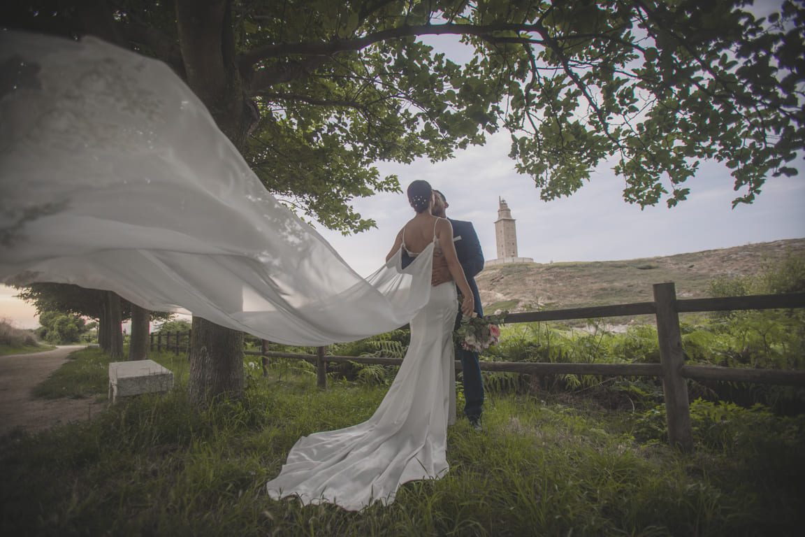 Post Boda en Coruña de I&H en los alrededores de la Torre de Hércules
