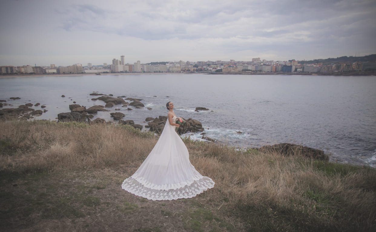 Post Boda en Coruña de I&H en los alrededores de la Torre de Hércules