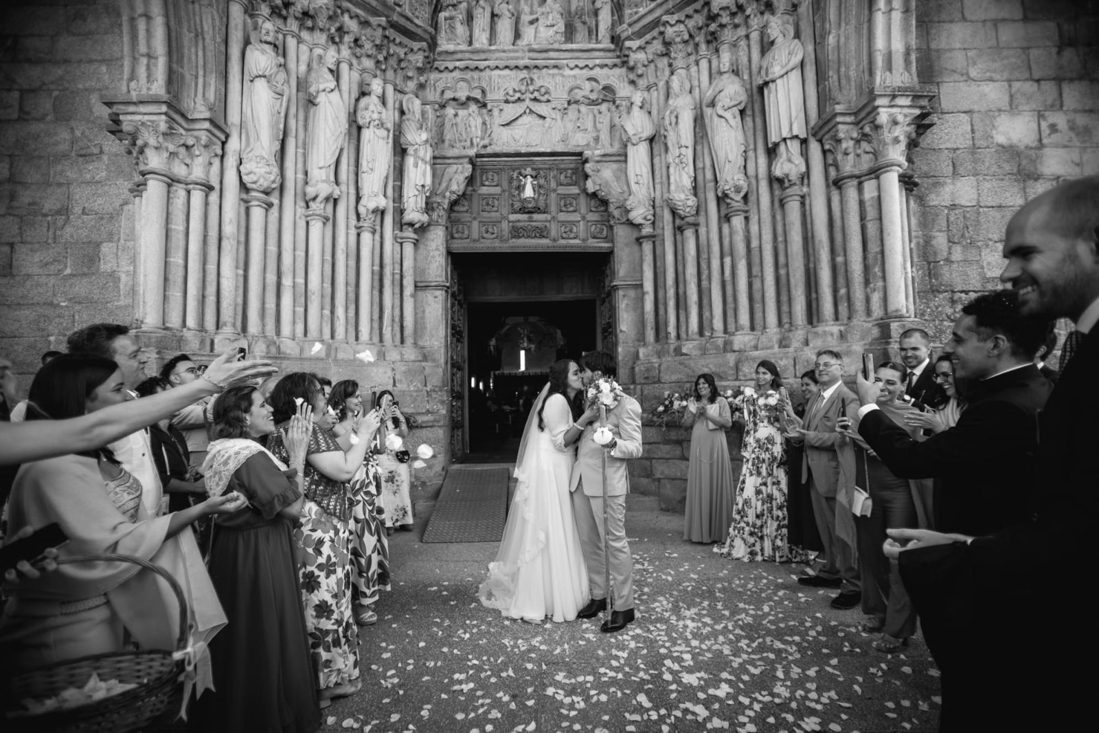 La boda en la Catedral de Tui, en Vigo, fue una celebración inolvidable. Os contamos un resumen de la boda desde nuestra perspectiva como fotógrafo de bodas.