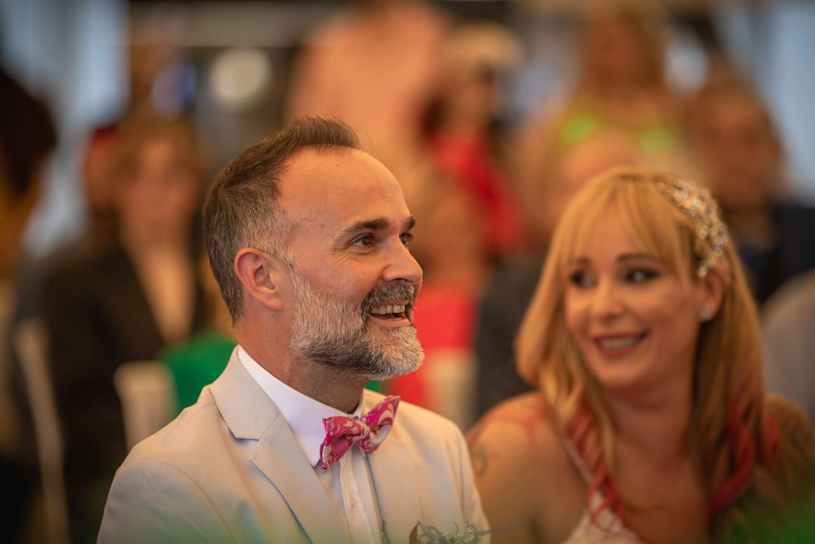La boda en el restaurante Balcobo en Arteixo, ubicado frente playa de igual nombre, de M&M, fue una celebración llena de color, alegría y momentos inolvidables.