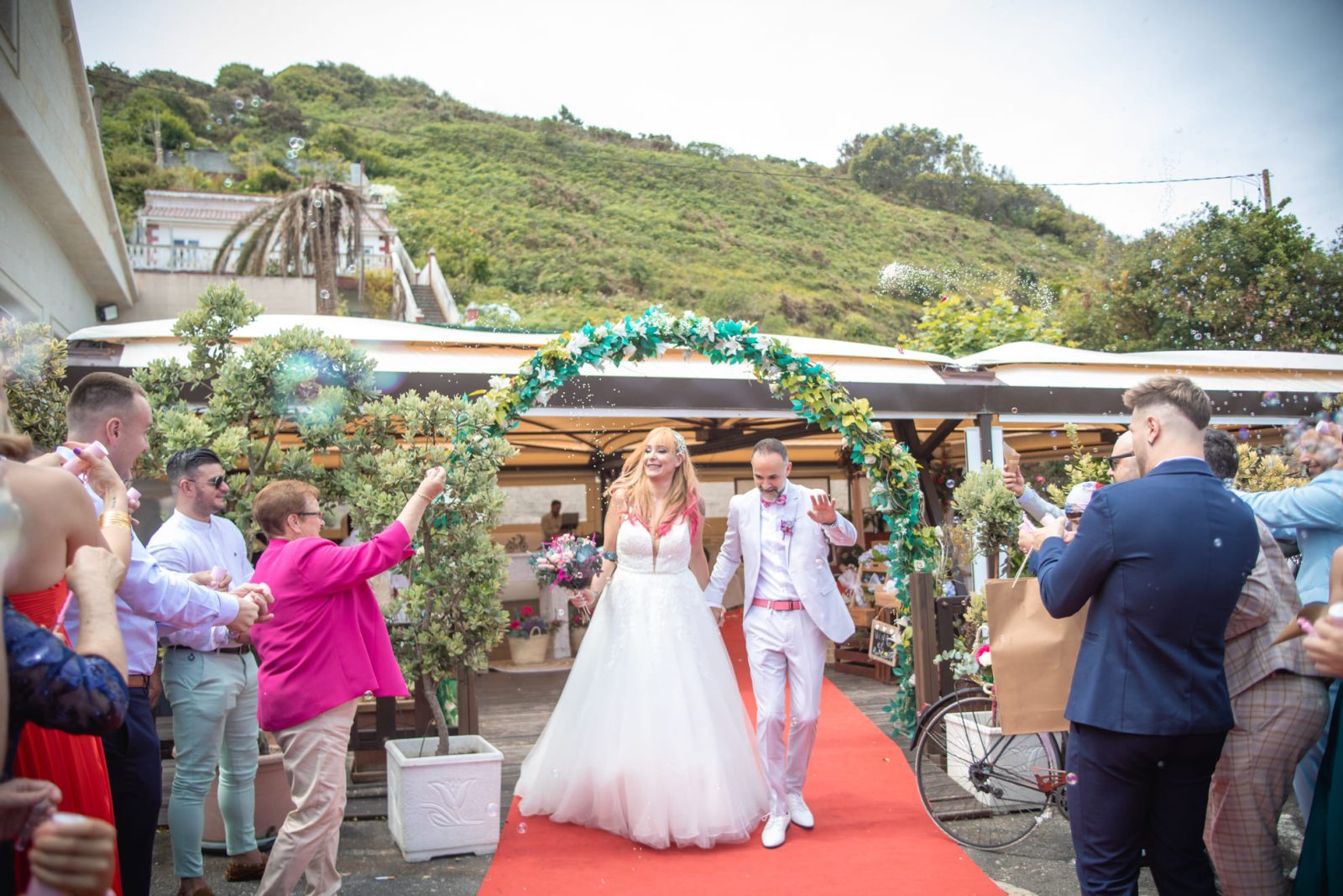 La boda en el restaurante Balcobo en Arteixo, ubicado frente playa de igual nombre, de M&M, fue una celebración llena de color, alegría y momentos inolvidables.