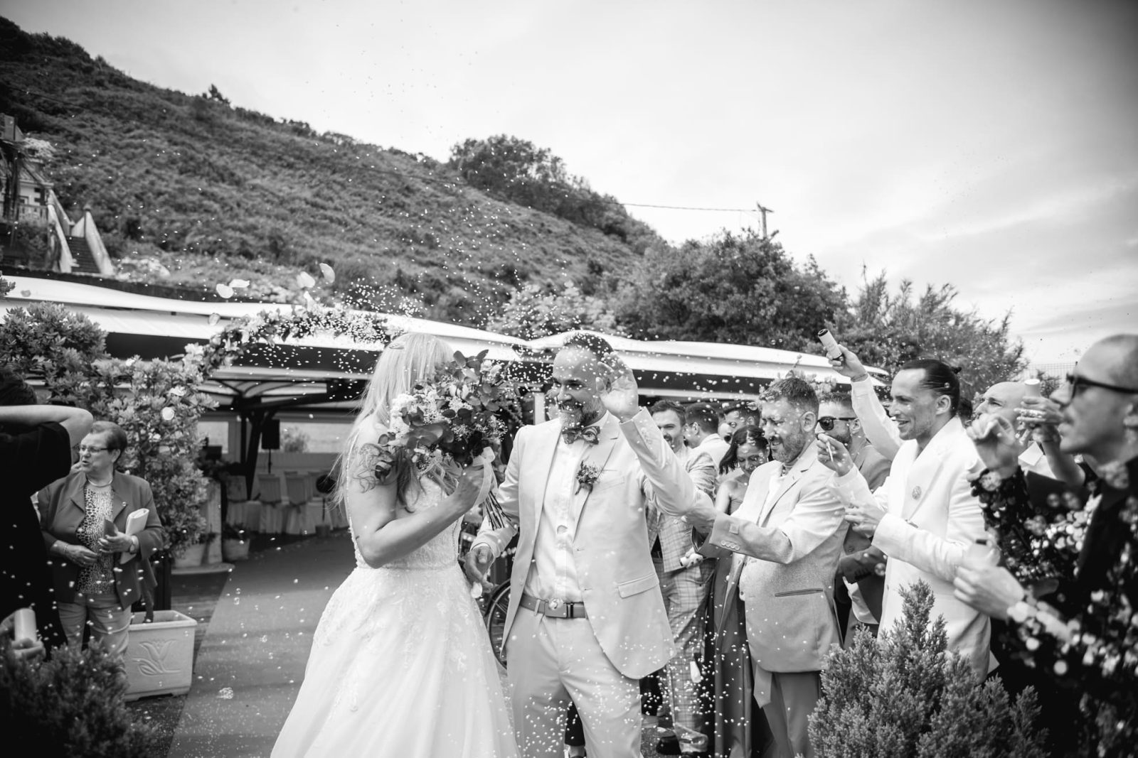 La boda en el restaurante Balcobo en Arteixo, ubicado frente playa de igual nombre, de M&M, fue una celebración llena de color, alegría y momentos inolvidables.