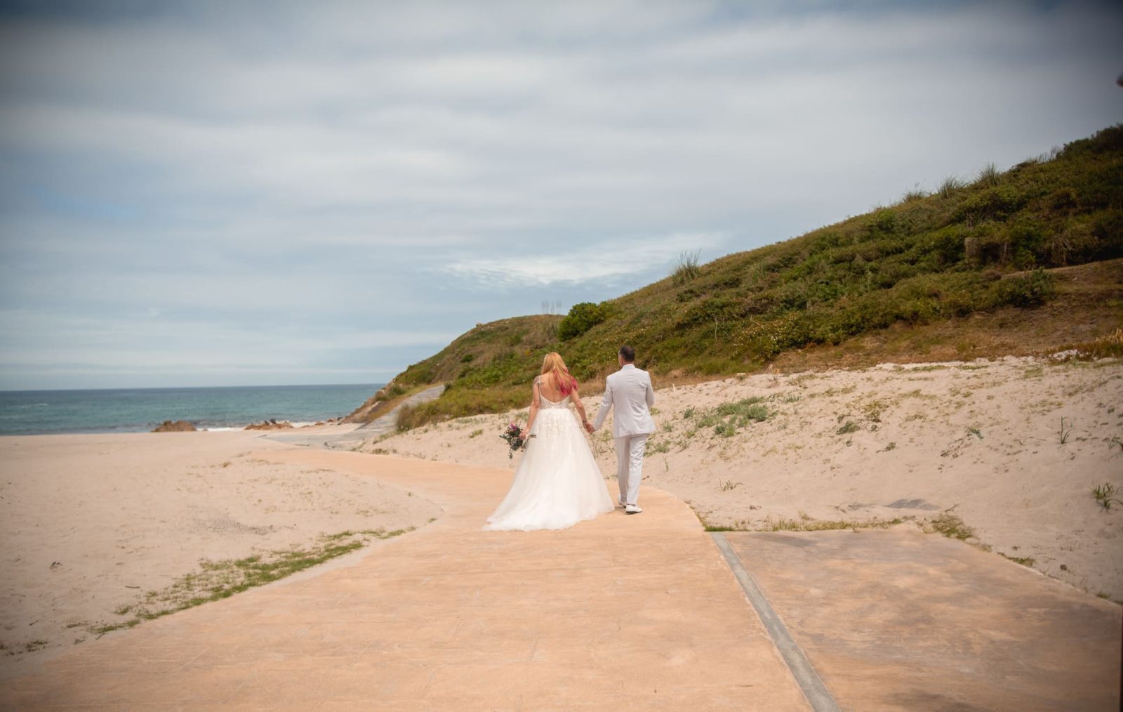 La boda en el restaurante Balcobo en Arteixo, ubicado frente playa de igual nombre, de M&M, fue una celebración llena de color, alegría y momentos inolvidables.