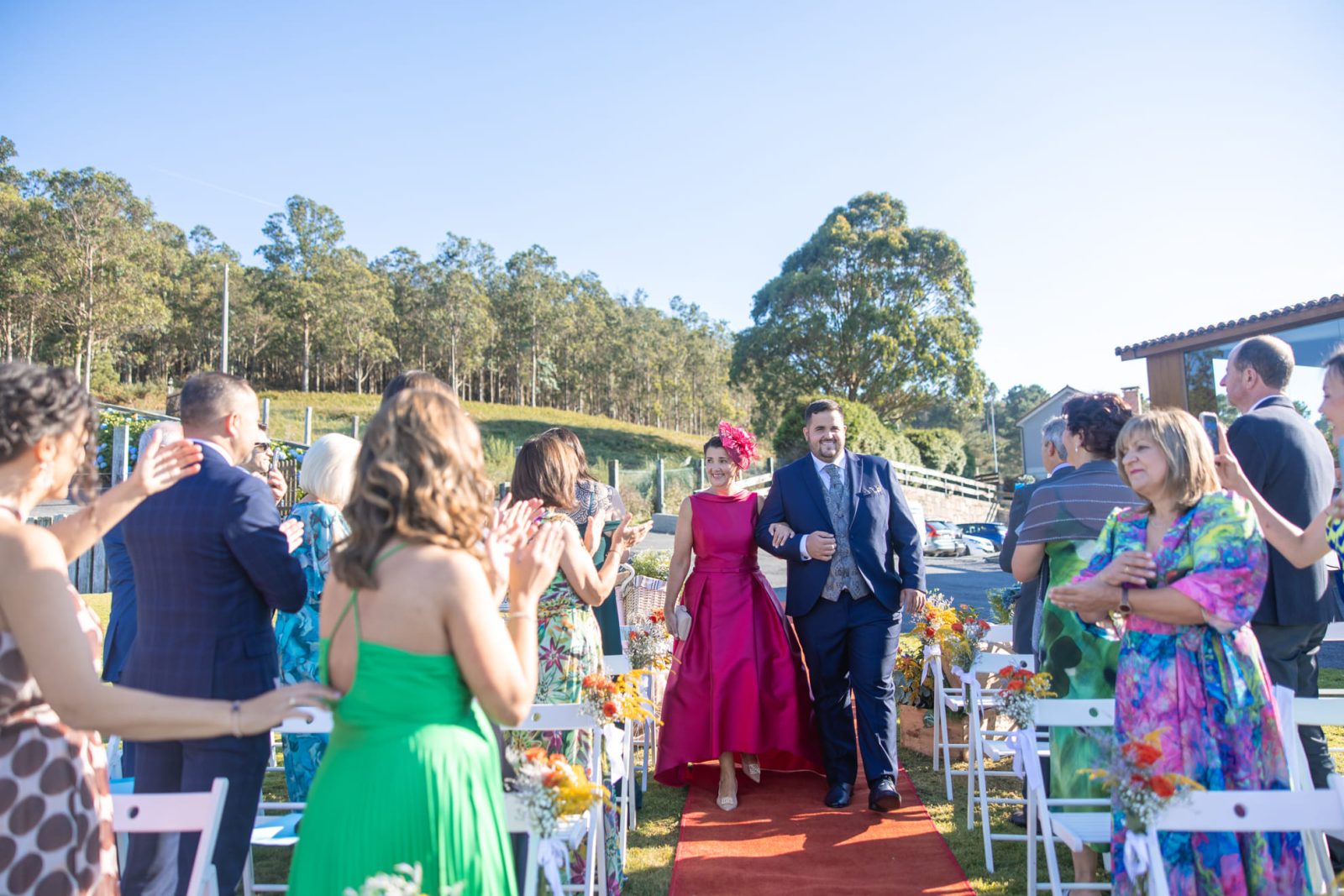 La boda en el restaurante Costa Caión, de M&D, en A Coruña, fue una celebración vibrante y llena de alegría, donde la familia y amigos se reunieron para compartir un día verdaderamente especial.