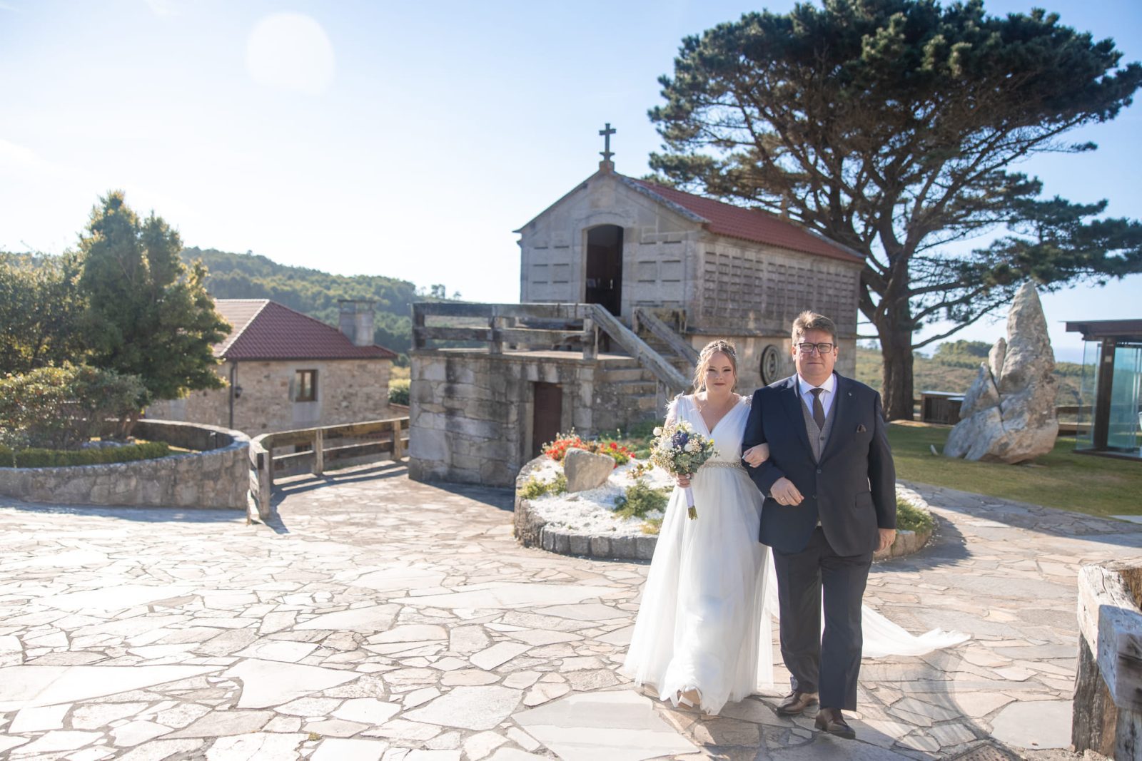La boda en el restaurante Costa Caión, de M&D, en A Coruña, fue una celebración vibrante y llena de alegría, donde la familia y amigos se reunieron para compartir un día verdaderamente especial.