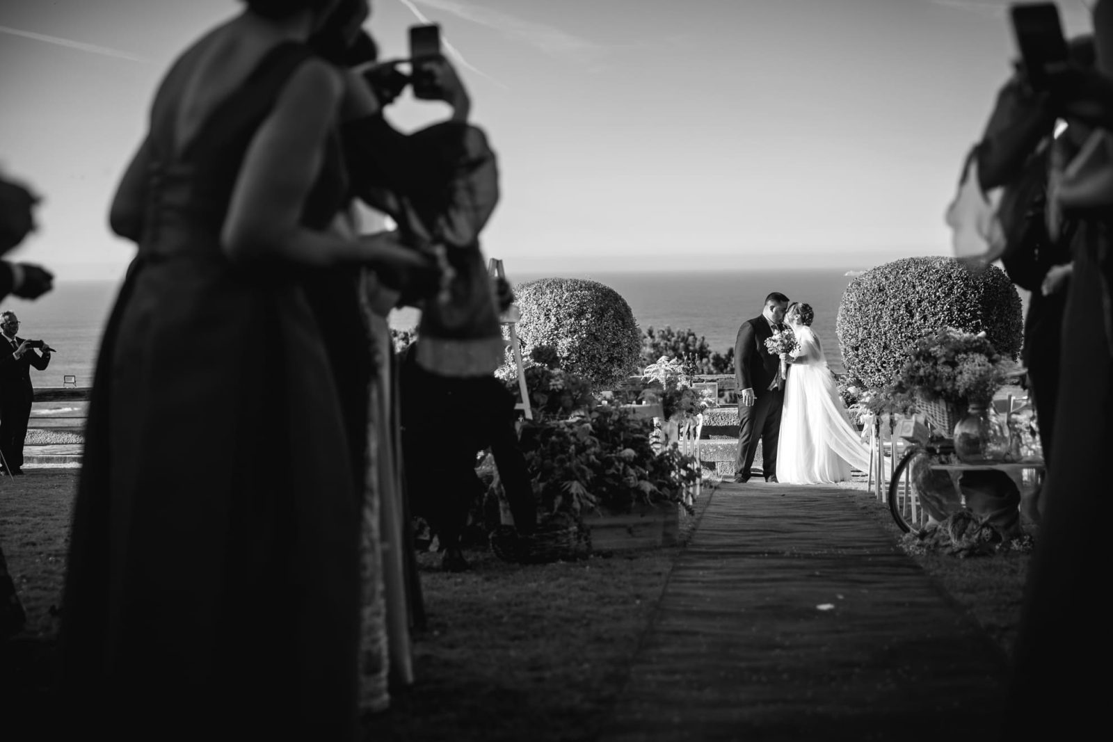 La boda en el restaurante Costa Caión, de M&D, en A Coruña, fue una celebración vibrante y llena de alegría, donde la familia y amigos se reunieron para compartir un día verdaderamente especial.