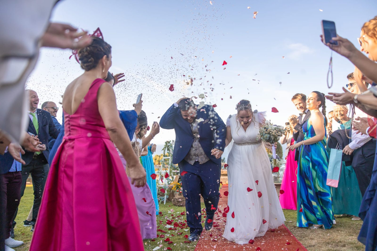 La boda en el restaurante Costa Caión, de M&D, en A Coruña, fue una celebración vibrante y llena de alegría, donde la familia y amigos se reunieron para compartir un día verdaderamente especial.