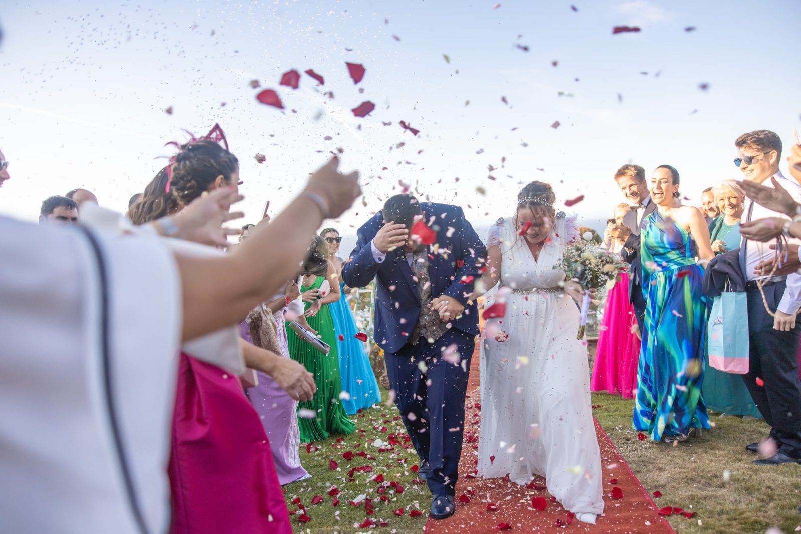 La boda en el restaurante Costa Caión, de M&D, en A Coruña, fue una celebración vibrante y llena de alegría, donde la familia y amigos se reunieron para compartir un día verdaderamente especial.