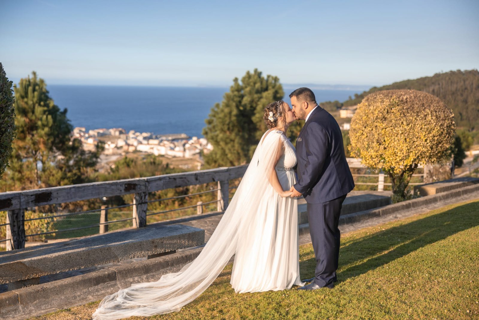 La boda en el restaurante Costa Caión, de M&D, en A Coruña, fue una celebración vibrante y llena de alegría, donde la familia y amigos se reunieron para compartir un día verdaderamente especial.