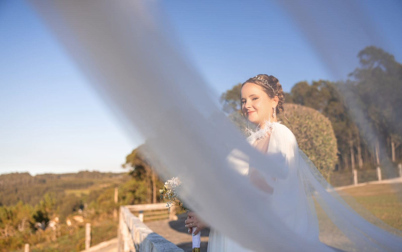 La boda en el restaurante Costa Caión, de M&D, en A Coruña, fue una celebración vibrante y llena de alegría, donde la familia y amigos se reunieron para compartir un día verdaderamente especial.