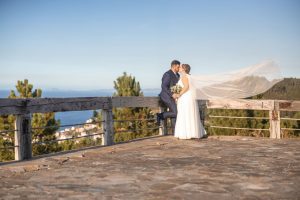 La boda en el restaurante Costa Caión, de M&D, en A Coruña, fue una celebración vibrante y llena de alegría, donde la familia y amigos se reunieron para compartir un día verdaderamente especial.