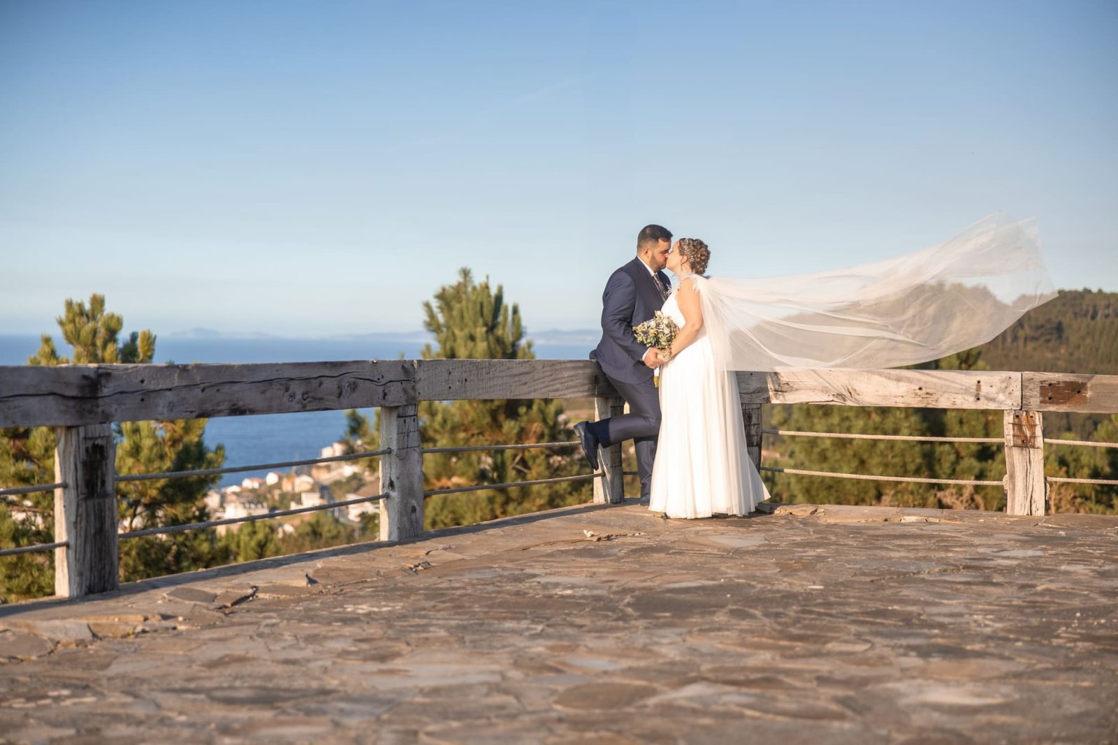 La boda en el restaurante Costa Caión, de M&D, en A Coruña, fue una celebración vibrante y llena de alegría, donde la familia y amigos se reunieron para compartir un día verdaderamente especial.