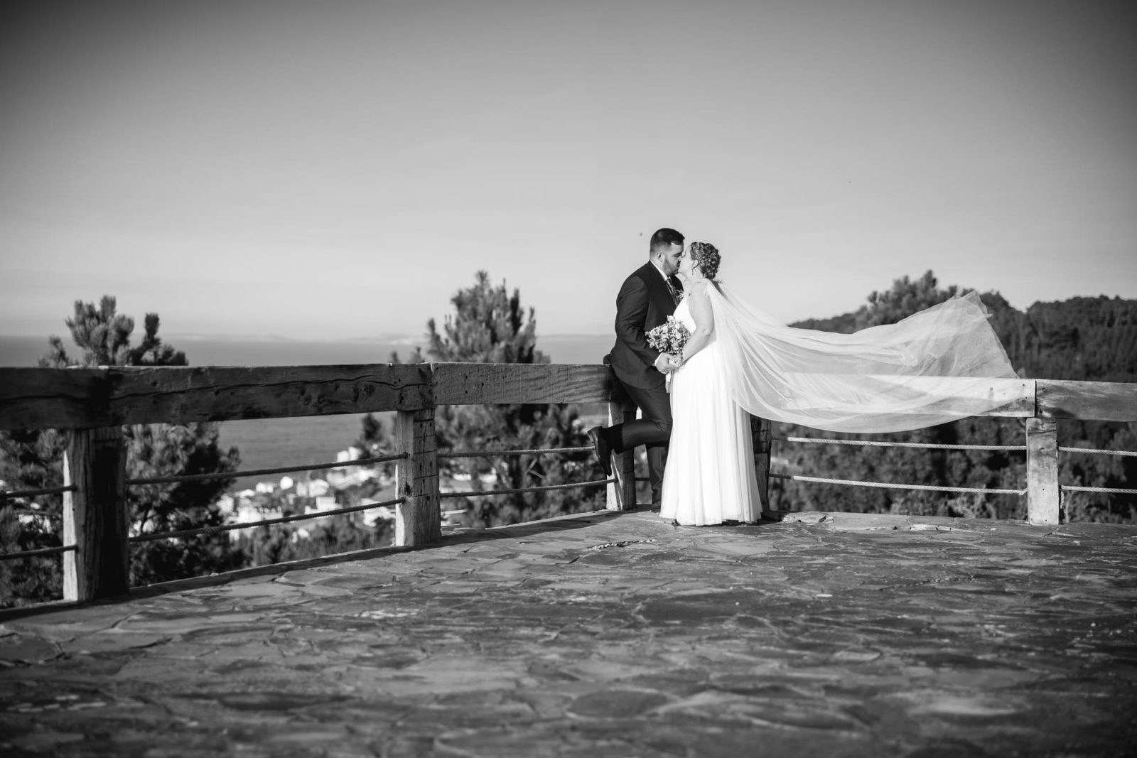 La boda en el restaurante Costa Caión, de M&D, en A Coruña, fue una celebración vibrante y llena de alegría, donde la familia y amigos se reunieron para compartir un día verdaderamente especial.