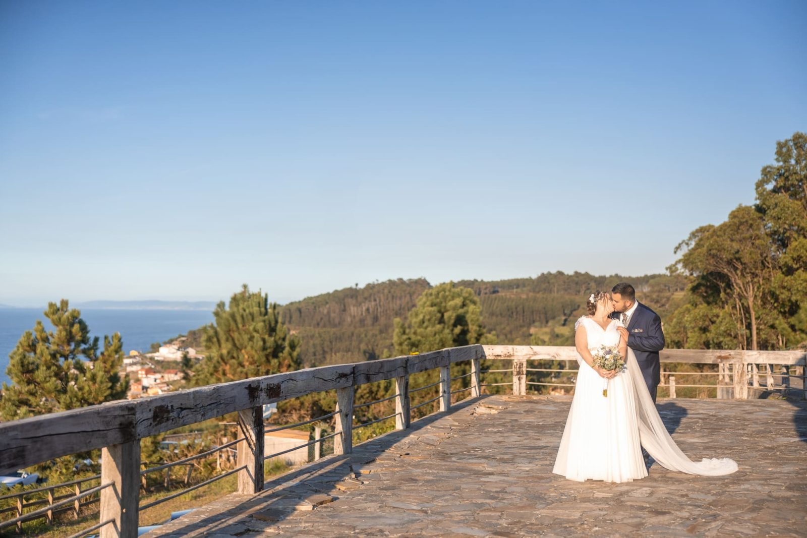 La boda en el restaurante Costa Caión, de M&D, en A Coruña, fue una celebración vibrante y llena de alegría, donde la familia y amigos se reunieron para compartir un día verdaderamente especial.