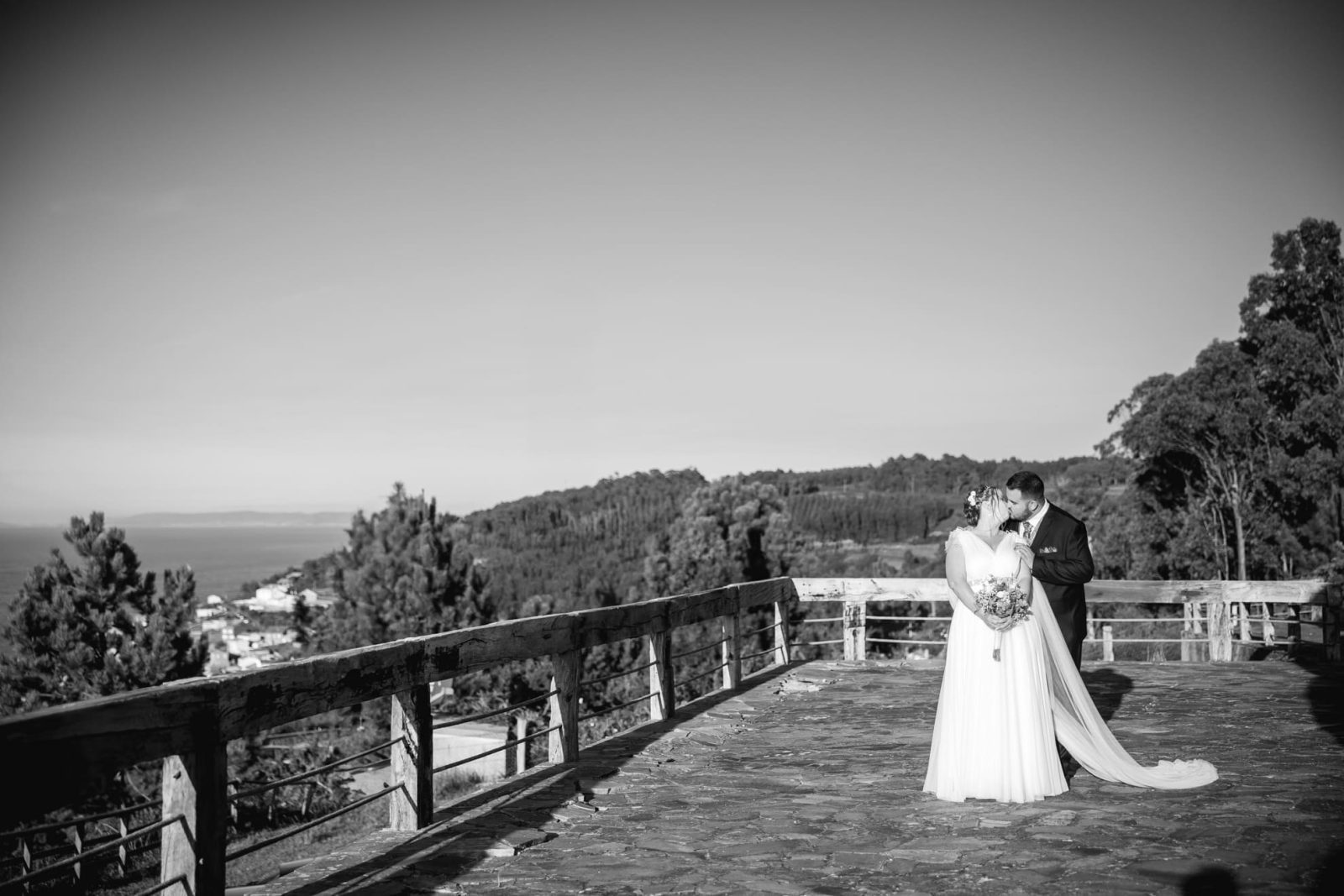 La boda en el restaurante Costa Caión, de M&D, en A Coruña, fue una celebración vibrante y llena de alegría, donde la familia y amigos se reunieron para compartir un día verdaderamente especial.