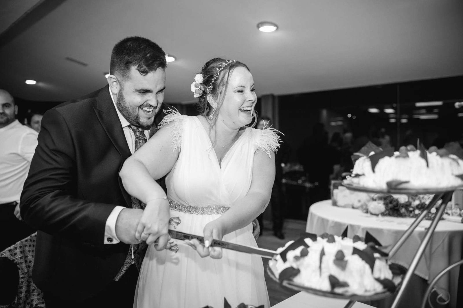 La boda en el restaurante Costa Caión, de M&D, en A Coruña, fue una celebración vibrante y llena de alegría, donde la familia y amigos se reunieron para compartir un día verdaderamente especial.