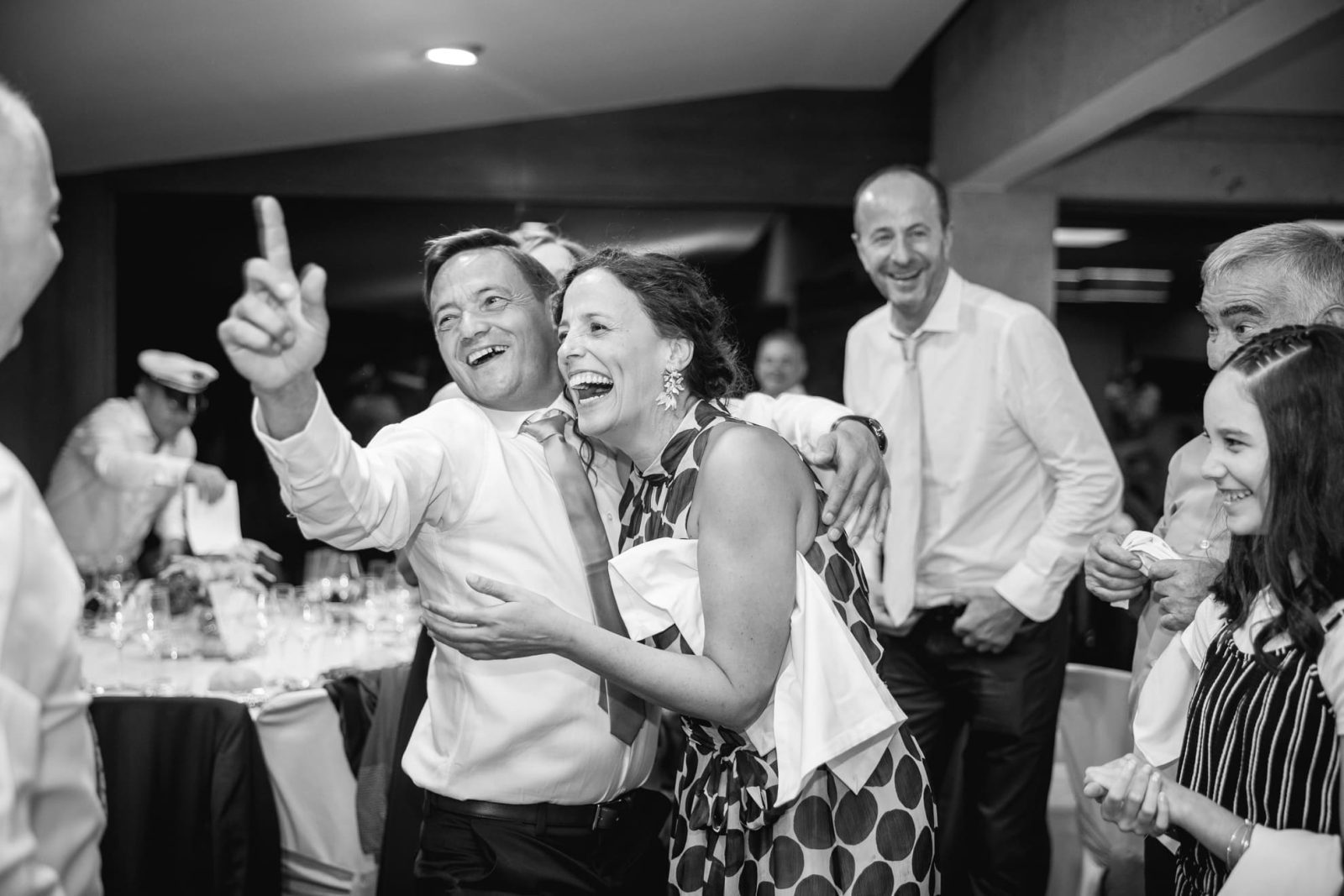 La boda en el restaurante Costa Caión, de M&D, en A Coruña, fue una celebración vibrante y llena de alegría, donde la familia y amigos se reunieron para compartir un día verdaderamente especial.
