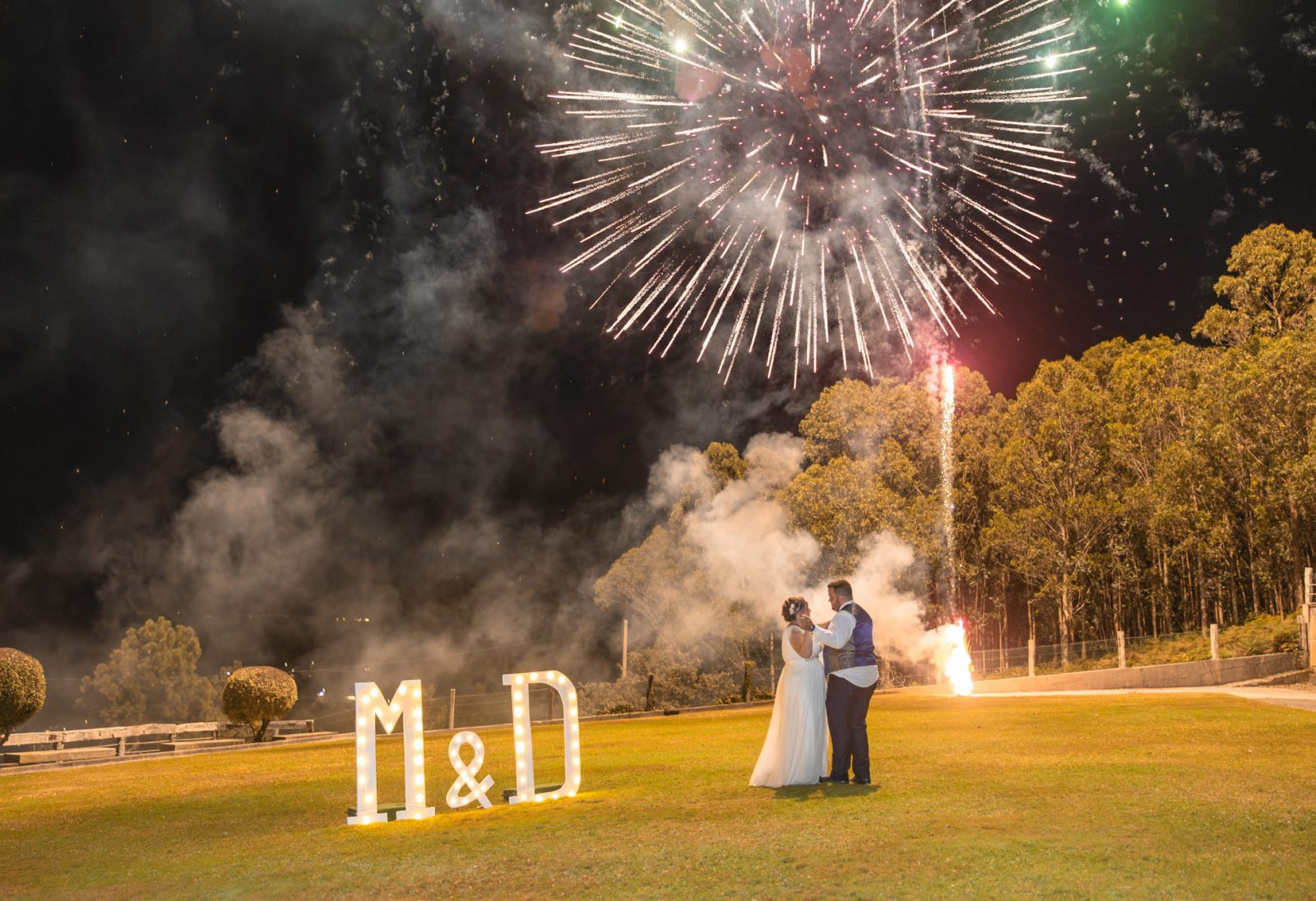 La boda en el restaurante Costa Caión, de M&D, en A Coruña, fue una celebración vibrante y llena de alegría, donde la familia y amigos se reunieron para compartir un día verdaderamente especial.