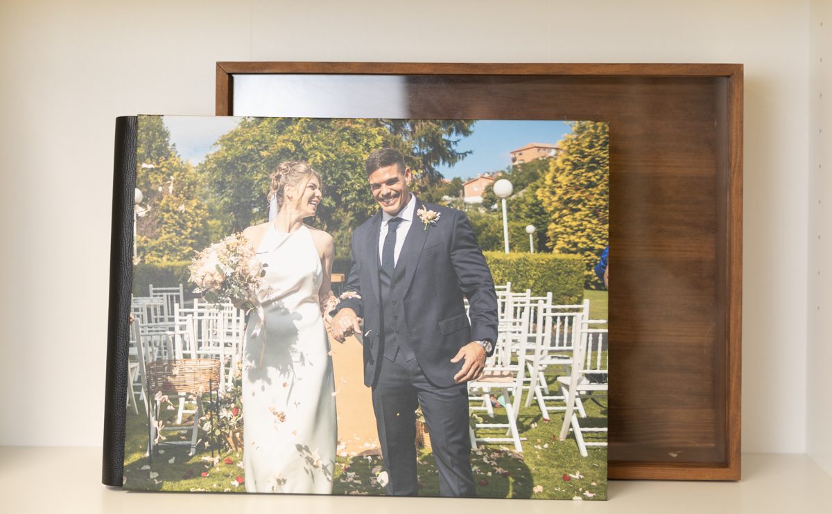 Algo que podáis tocar, hojear y enseñar con orgullo a vuestros amigos y familiares. ¡Ahí es donde entran los álbumes de boda personalizados!