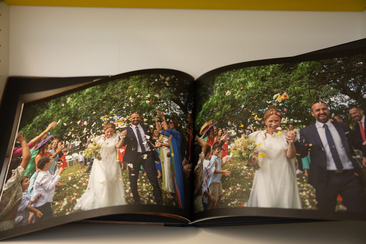 Algo que podáis tocar, hojear y enseñar con orgullo a vuestros amigos y familiares. ¡Ahí es donde entran los álbumes de boda personalizados!
