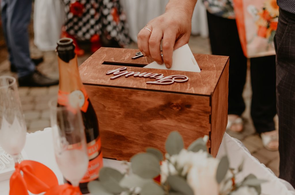 Tranquilos, que hoy os traemos la guía definitiva para incluir el número de cuenta en la invitación de boda de forma elegante, sutil y, por qué no, con un toque de humor.