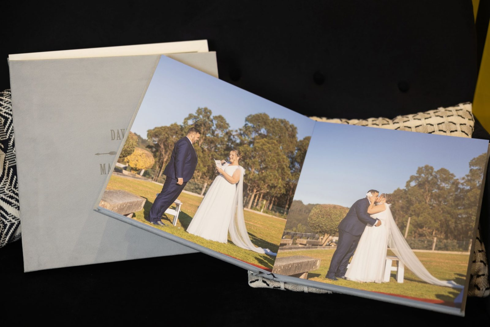 Algo que podáis tocar, hojear y enseñar con orgullo a vuestros amigos y familiares. ¡Ahí es donde entran los álbumes de boda personalizados!