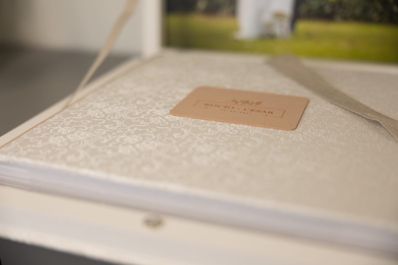 Algo que podáis tocar, hojear y enseñar con orgullo a vuestros amigos y familiares. ¡Ahí es donde entran los álbumes de boda personalizados!