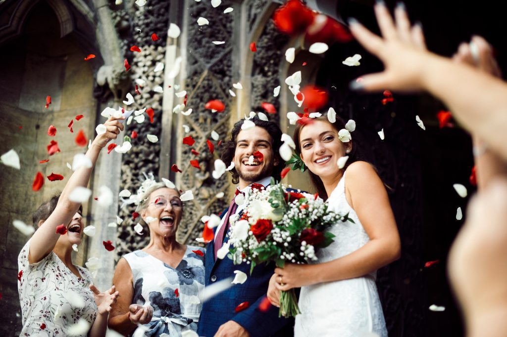 Pero tranquilos, que hoy os voy a resolver una de las dudas más comunes: ¿con cuánta antelación hay que contratar a los proveedores de la boda?