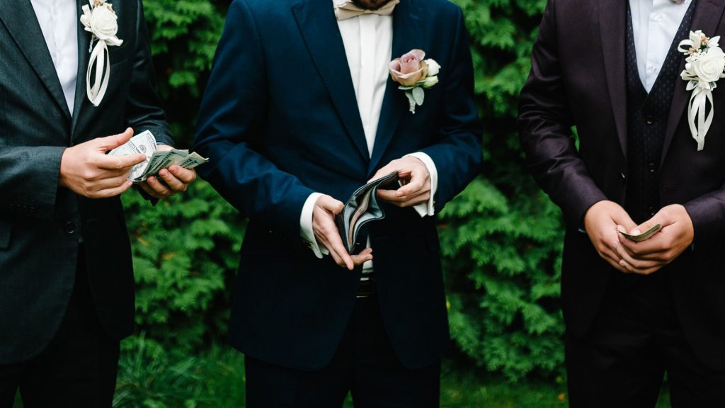 Tranquilos, que hoy os traemos la guía definitiva para incluir el número de cuenta en la invitación de boda de forma elegante, sutil y, por qué no, con un toque de humor.