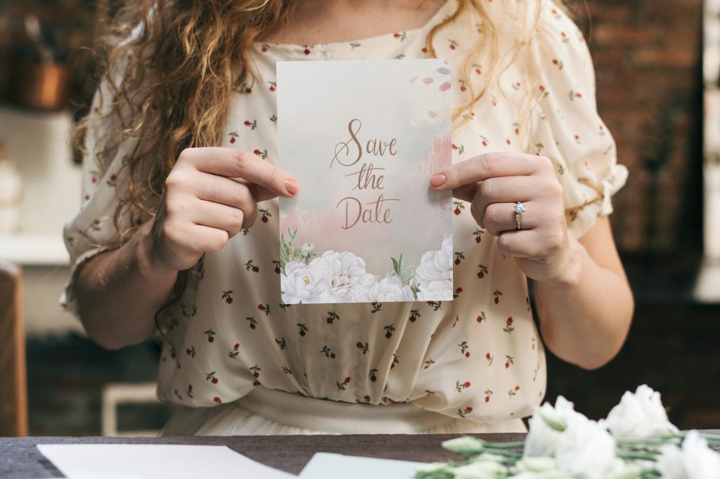 Así que, si queréis que vuestra boda empiece con buen pie, hoy os traemos las mejores invitaciones de boda ecológicas para que vuestro gran día sea tan bonito por fuera como por dentro.