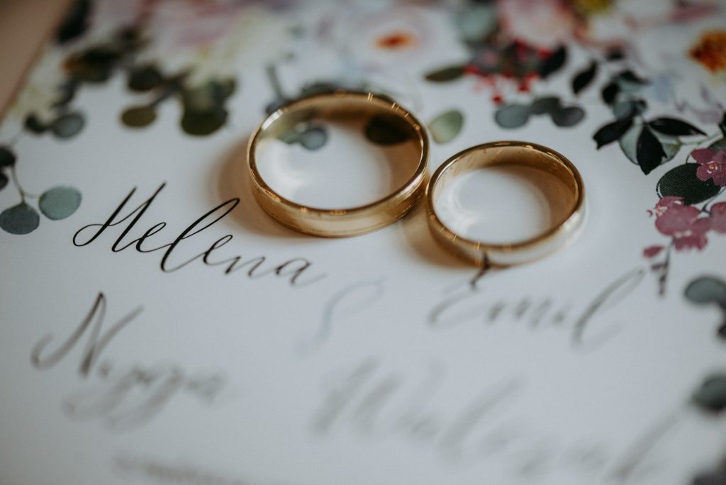 Organizar una boda es un lío, pero también es una oportunidad para demostrar vuestro estilo y valores. Con las invitaciones de boda ecológicas de Studio 6, no solo estaréis cuidando el planeta, sino también creando un recuerdo bonito para vuestros invitados.