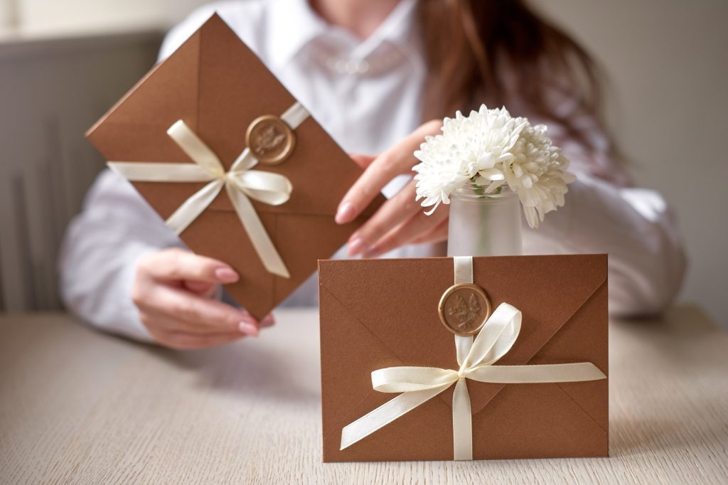 Por eso, todas nuestras invitaciones se producen en papel con certificación FSC® procedente de fuentes sostenibles gestionadas ecológicamente, se imprimen sin procesos químicos y se envían en embalajes respetuosos con el medio ambiente.