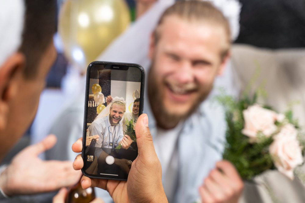 El wedding content creator es ese personaje que, con un teléfono en la mano, captura los momentos más auténticos y espontáneos de tu boda.