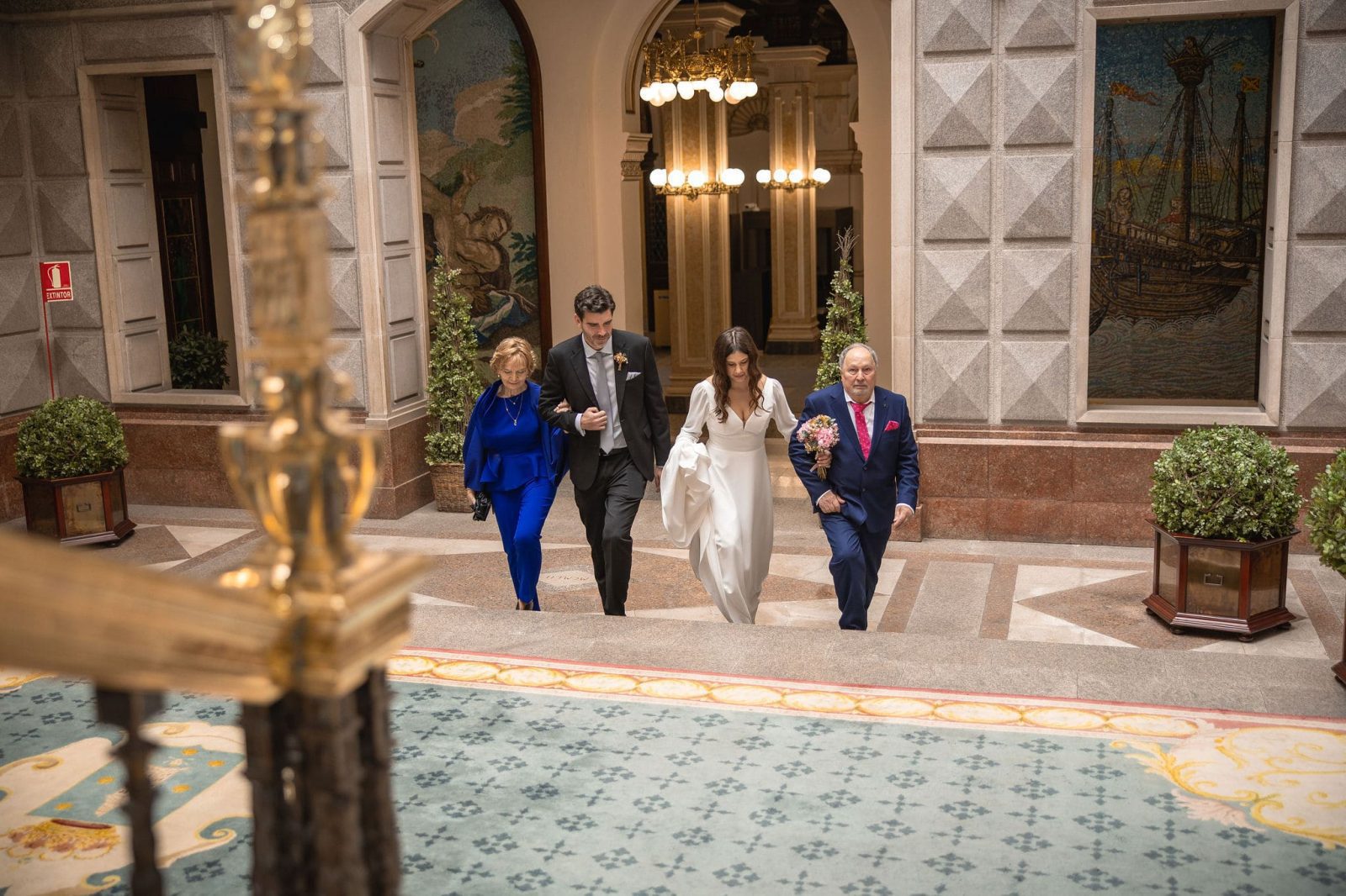 Para muchas parejas, casarse en el Ayuntamiento de María Pita en A Coruña representa más que un simple lugar para un mero trámite; es el corazón mismo de nuestra ciudad y el inicio y el  símbolo de unión y compromiso.