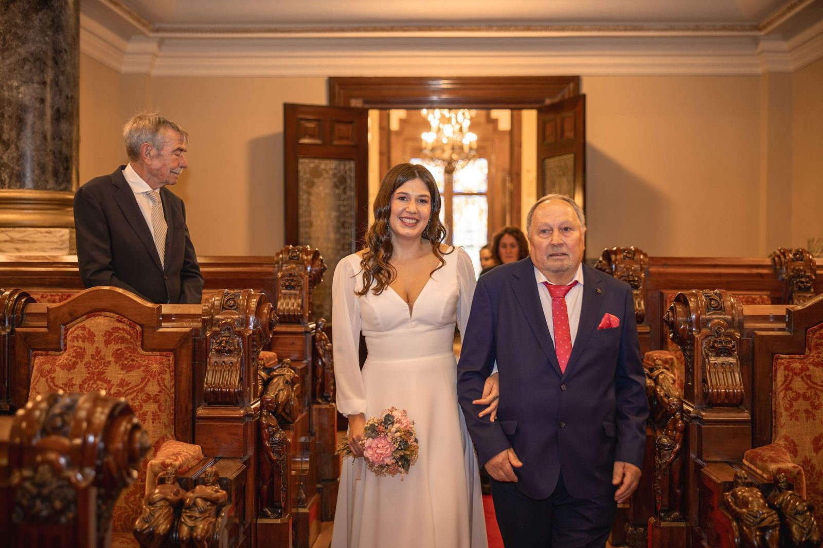 Para muchas parejas, casarse en el Ayuntamiento de María Pita en A Coruña representa más que un simple lugar para un mero trámite; es el corazón mismo de nuestra ciudad y el inicio y el  símbolo de unión y compromiso.