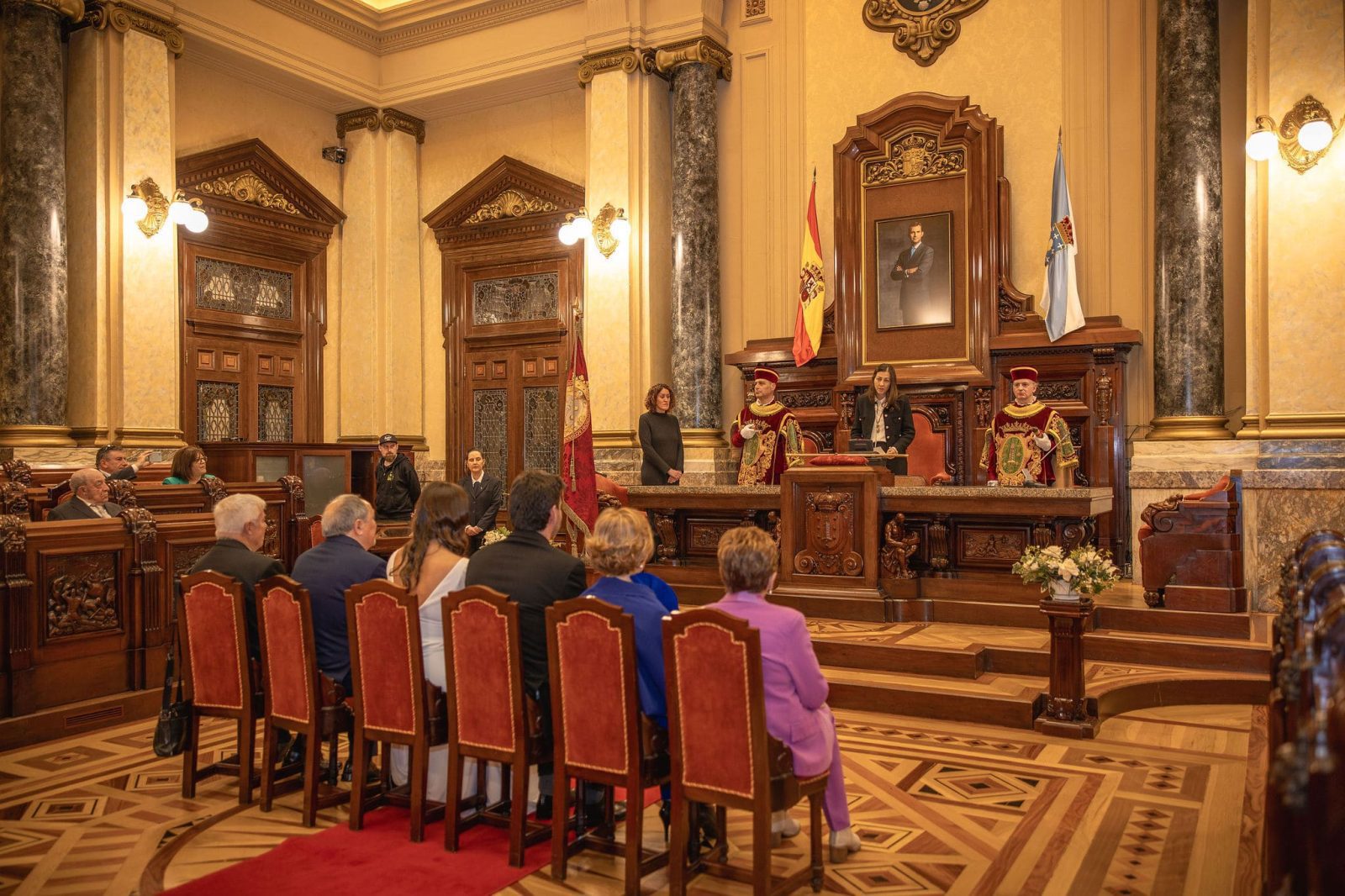 Para muchas parejas, casarse en el Ayuntamiento de María Pita en A Coruña representa más que un simple lugar para un mero trámite; es el corazón mismo de nuestra ciudad y el inicio y el  símbolo de unión y compromiso.