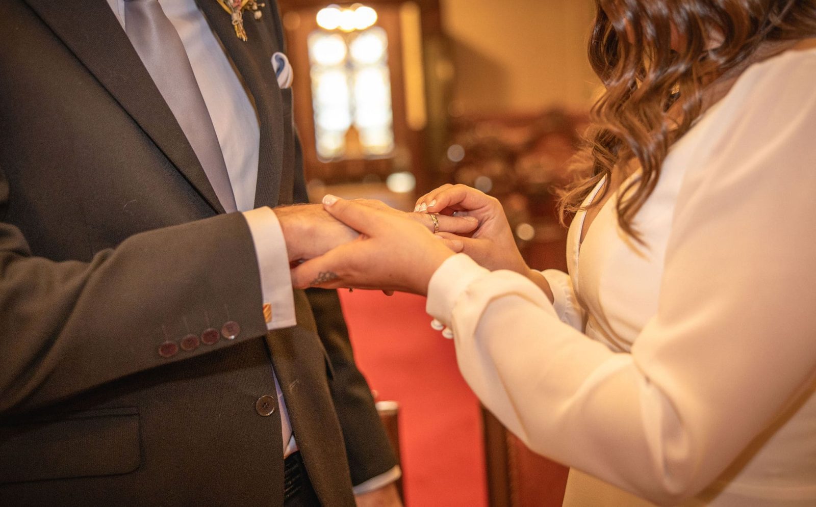 Para muchas parejas, casarse en el Ayuntamiento de María Pita en A Coruña representa más que un simple lugar para un mero trámite; es el corazón mismo de nuestra ciudad y el inicio y el  símbolo de unión y compromiso.