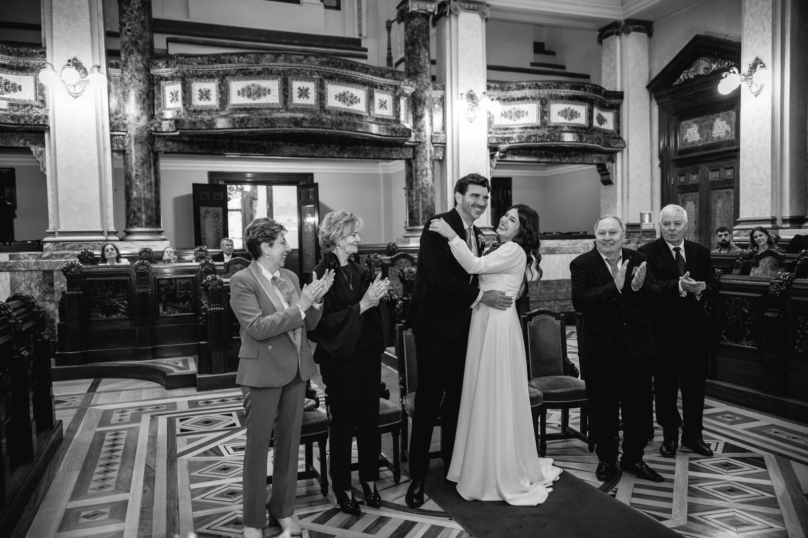 Para muchas parejas, casarse en el Ayuntamiento de María Pita en A Coruña representa más que un simple lugar para un mero trámite; es el corazón mismo de nuestra ciudad y el inicio y el  símbolo de unión y compromiso.