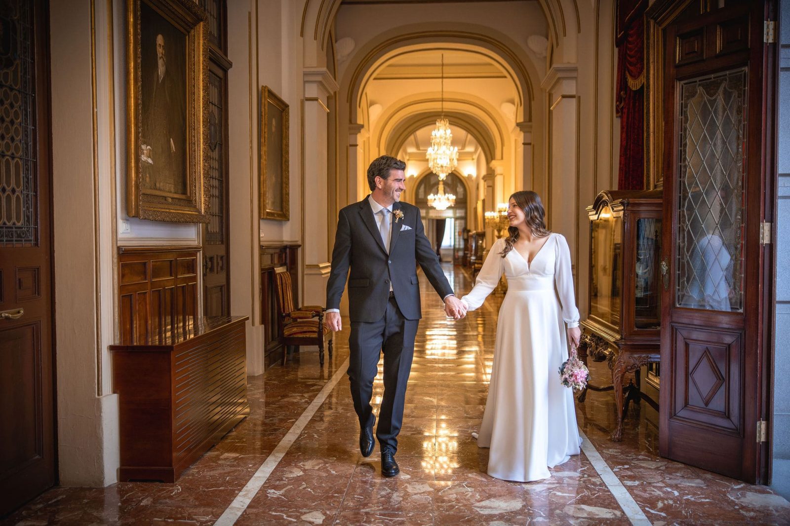 Para muchas parejas, casarse en el Ayuntamiento de María Pita en A Coruña representa más que un simple lugar para un mero trámite; es el corazón mismo de nuestra ciudad y el inicio y el  símbolo de unión y compromiso.
