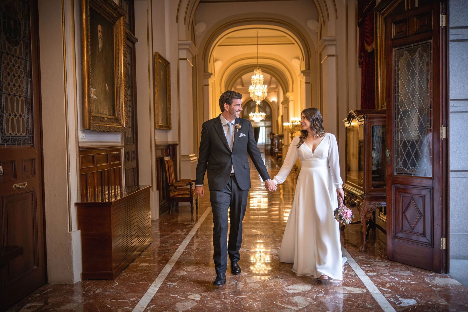 Para muchas parejas, casarse en el Ayuntamiento de María Pita en A Coruña representa más que un simple lugar para un mero trámite; es el corazón mismo de nuestra ciudad y el inicio y el  símbolo de unión y compromiso.