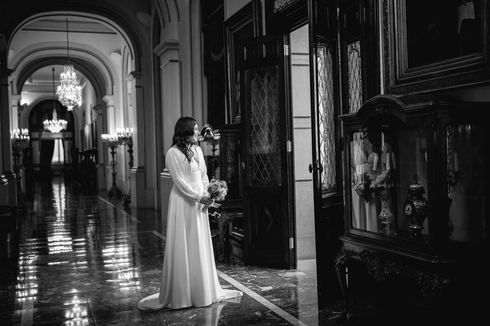 Para muchas parejas, casarse en el Ayuntamiento de María Pita en A Coruña representa más que un simple lugar para un mero trámite; es el corazón mismo de nuestra ciudad y el inicio y el  símbolo de unión y compromiso.
