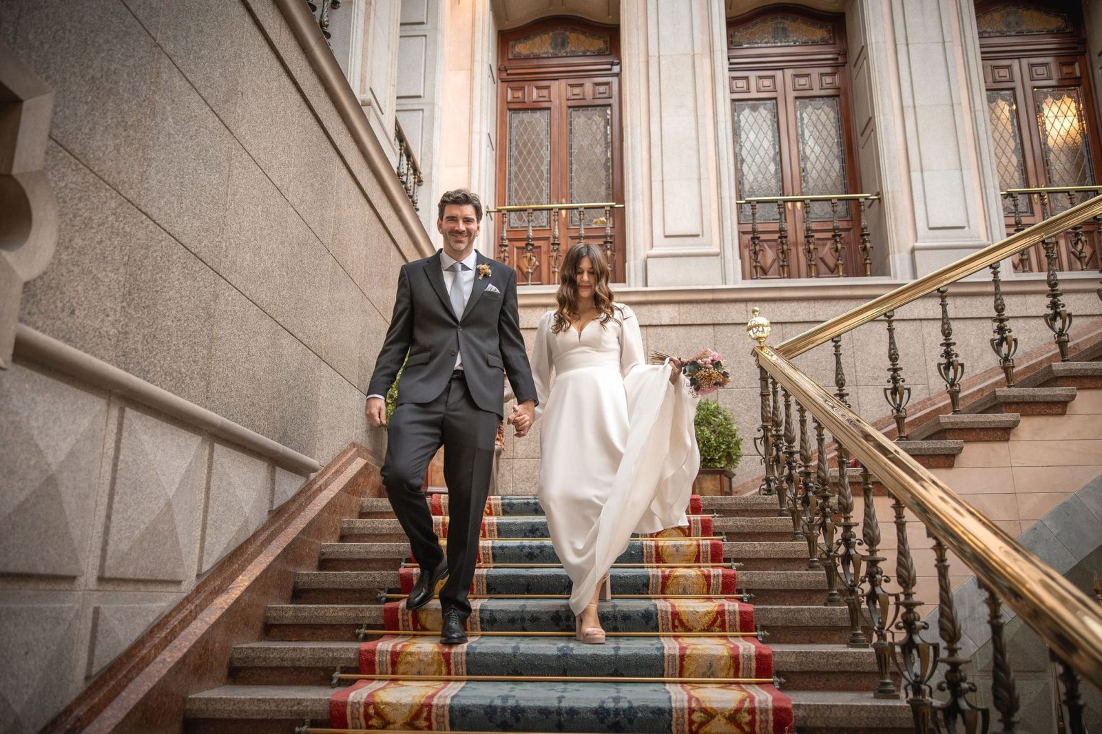 Para muchas parejas, casarse en el Ayuntamiento de María Pita en A Coruña representa más que un simple lugar para un mero trámite; es el corazón mismo de nuestra ciudad y el inicio y el  símbolo de unión y compromiso.