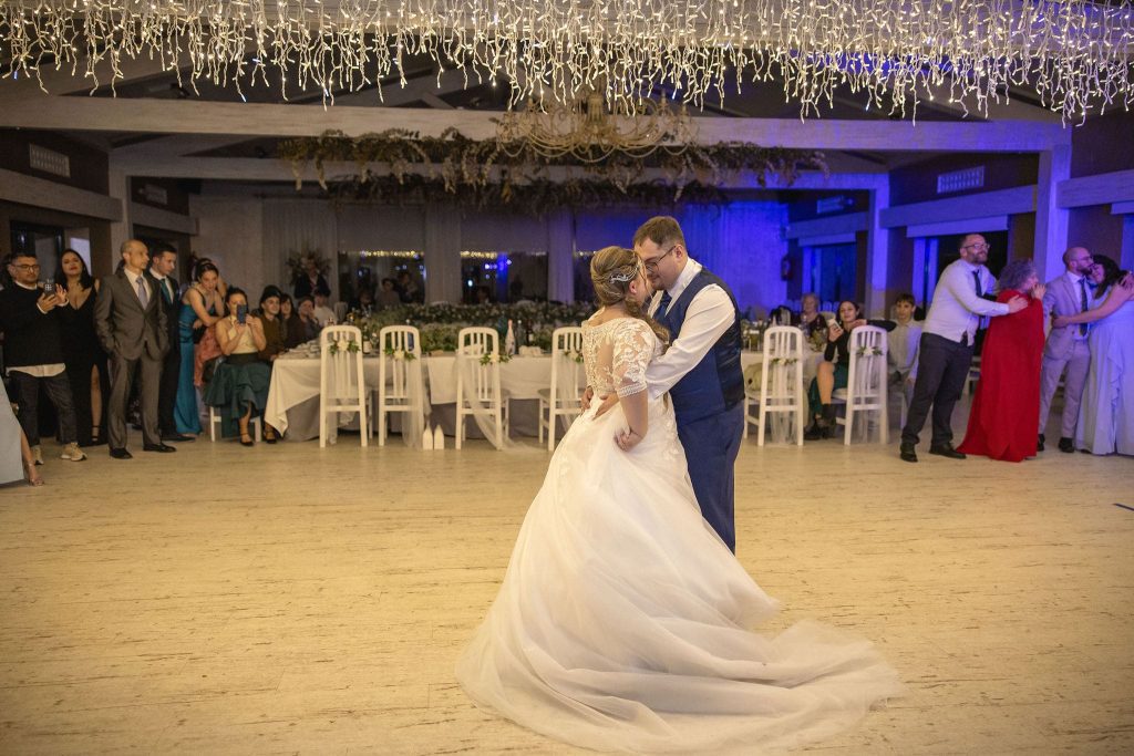 Salón Os Lagos
Con techos altos y una decoración noble en madera, este salón ofrece un ambiente distinguido y refinado para tus celebraciones, con vistas impresionantes del embalse desde sus ventanales.
