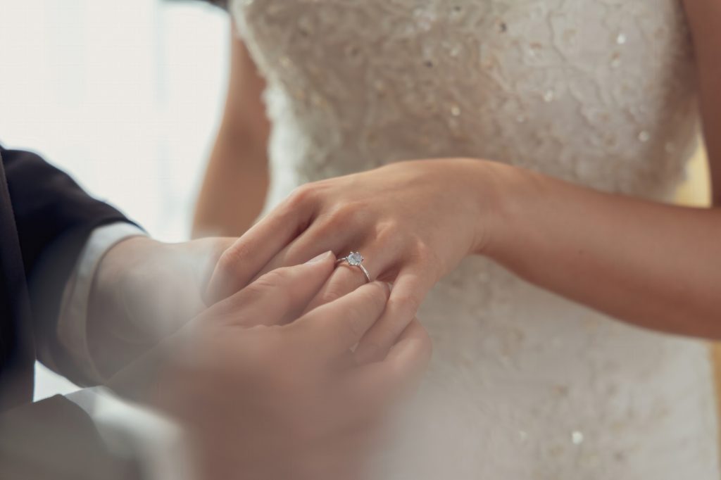 Organizar una boda es un proceso emocionante, pero también puede ser abrumador si no se tienen claras las normas básicas de protocolo.